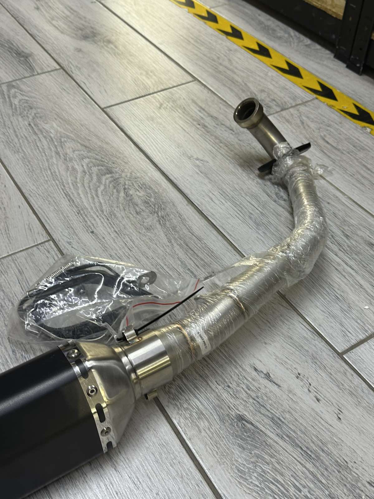 ΟΛΟΣΩΜΗ ΕΞΑΤΜΙΣΗ AKRAPOVIC YAMAHA XMAX 250/300 2005-2017 - Image 2